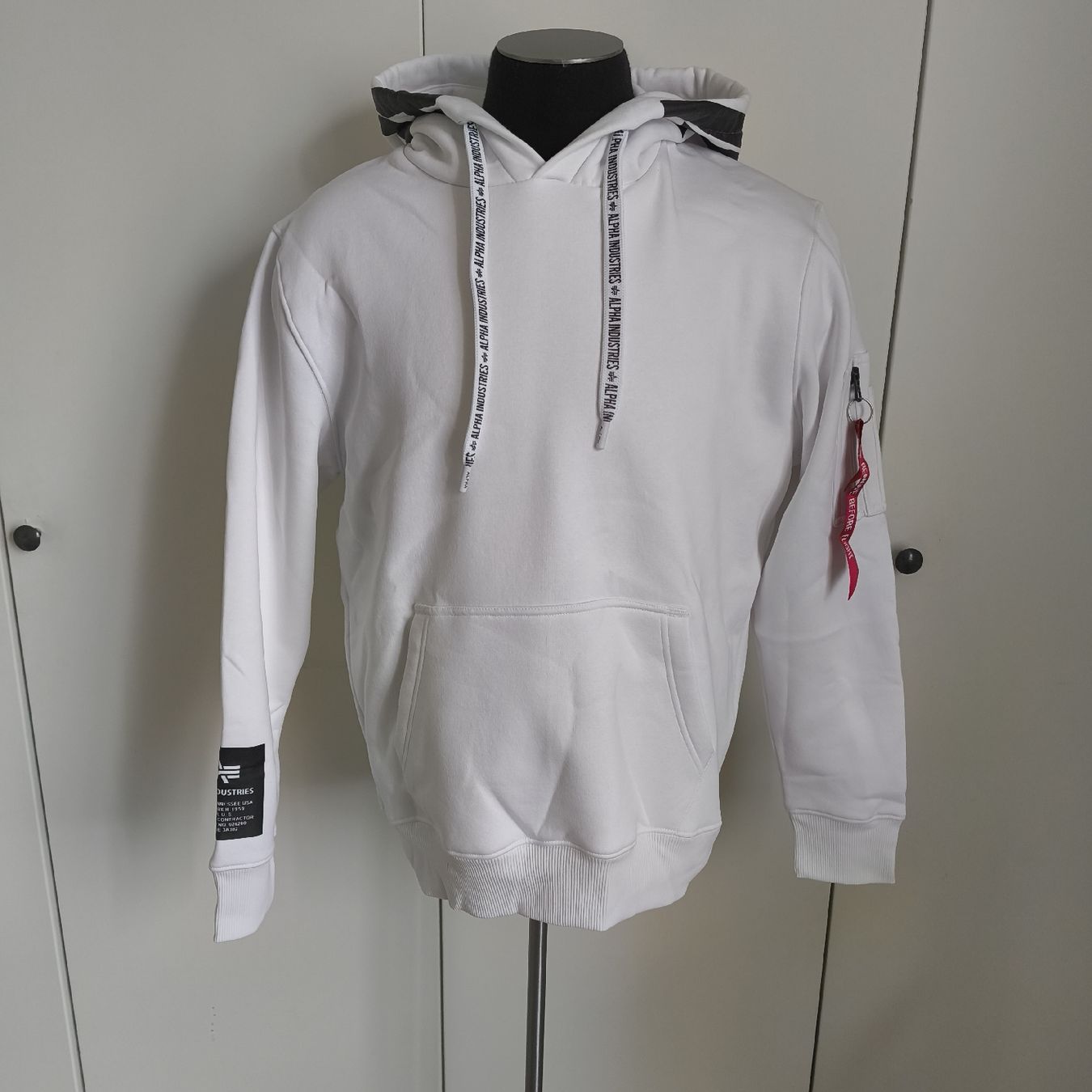 Alpha Industries Pullover & Sweatshirts: Alpha Industries Kapuzenpullover Weiss Grösse XL – Neu und originalverpackt aus Uitikon Waldegg von PJLS1