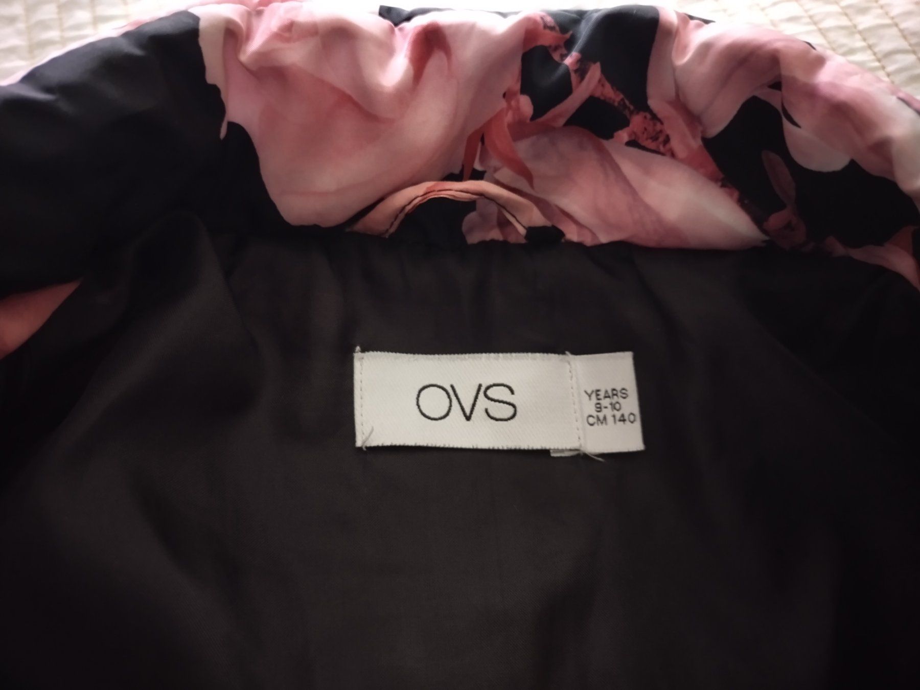Altro abbigliamento per bambina: Schwarze mit Blümen Steppweste mit Kurzarmeln Mädchen Gr.140 – Usato da Densbüren venduto da TutaLarsen 2