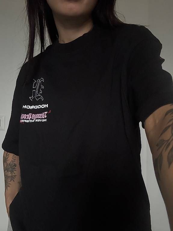 T-shirt: "Hoodrich" oversized black tee with print – Usato da Basel venduto da AnninaD97