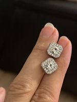 Clous d’oreilles carrées pierres blanches neuves 