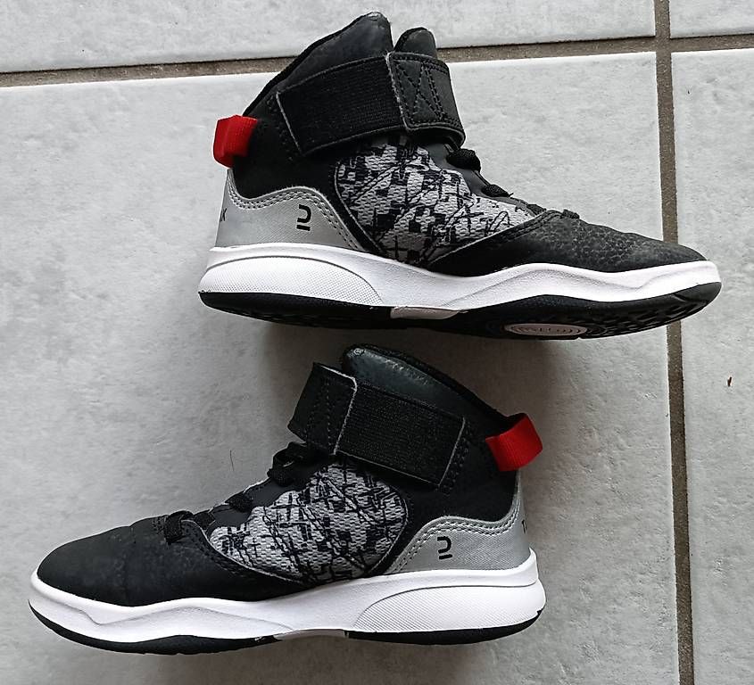 Decathlon Scarpe da uomo: Basketballschuhe Tarmak, Grösse 30 – Usato da Münchenstein venduto da Bouba3