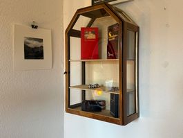 Schmucke Antike Hängevitrine Uhrenvitrine im Biedermeierstil