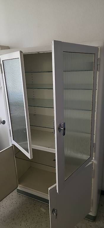 Schränke: Grosse armoire – Gebraucht aus Chêne-Bougeries von ona_d57w