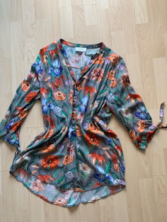 Cartoon Bluse mit Blumenmuster, Grösse 40, Top Zustand