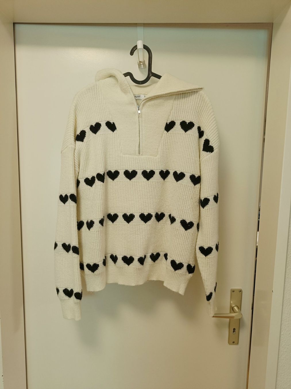 Maglioni & Felpe: Copperose Pullover weiss mit schwarzen Herzen, ca. M – Usato da Zürich venduto da Atelier.Second