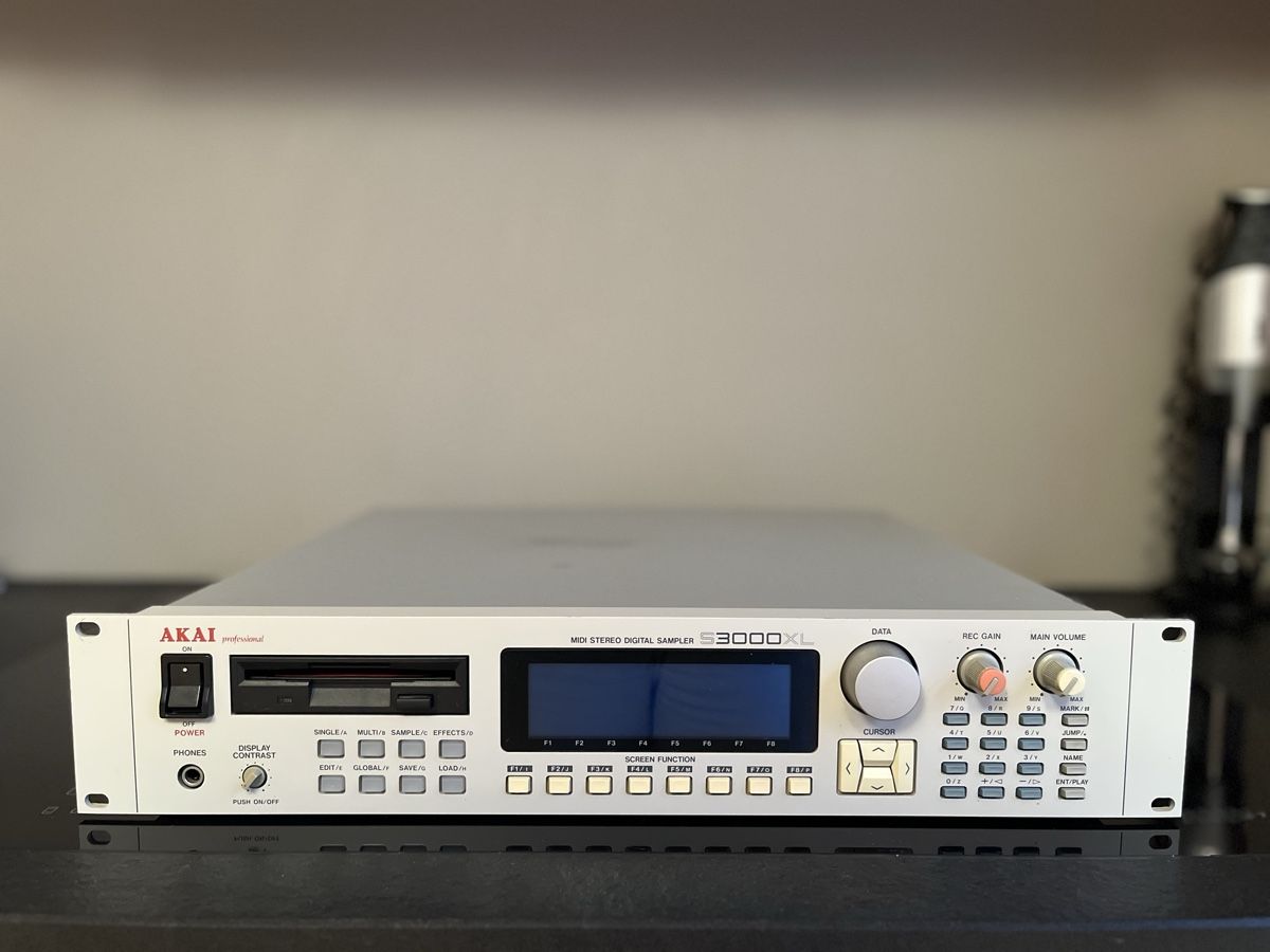 Strumenti musicali: Akai S3000XL (digital sampler) – Usato da Zug venduto da alinetrev