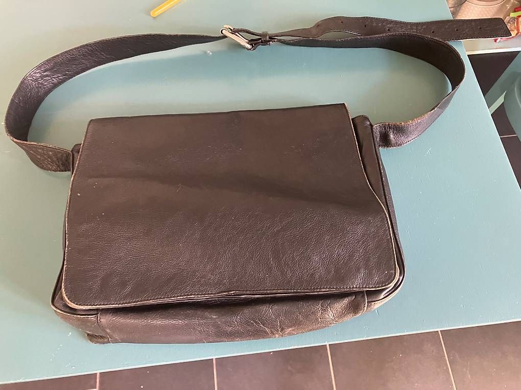 Borse: Ledertasche schwarz, Marke Helvetas – Usato da Biel-Bienne venduto da Franz.Anderegg 1