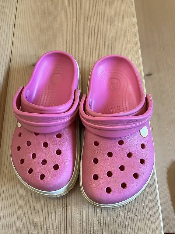 Schuhe für Jungen: Crocs 33 – Gebraucht aus Brunnadern von Bumlebee
