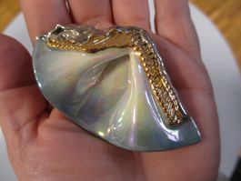 Porzellan Brosche, irisierend, mit Gold- und Silberakzenten