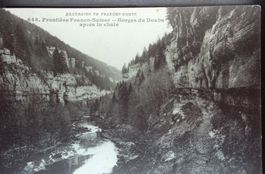 Les roches pleureuses au bord du doubs