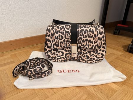 Guess Handtasche Leo Print mit GUESS Logo neuwertig