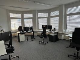 Komplette Büroeinrichtung - Schreibtische, Bildschirme....