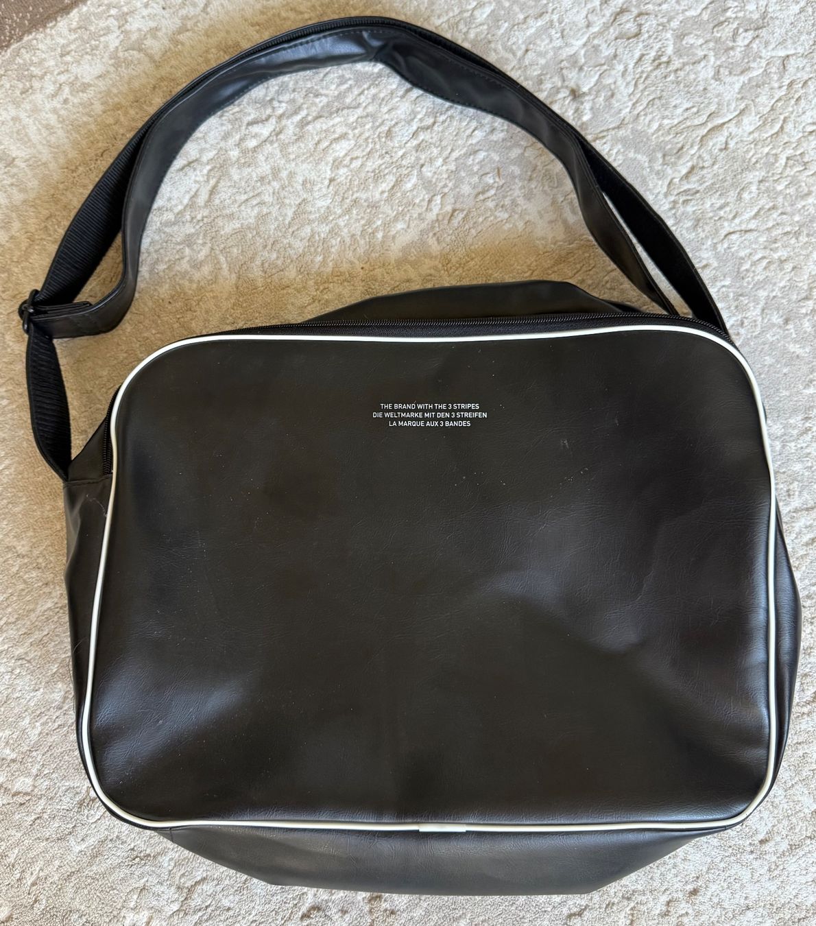 Adidas Taschen: Schultertasche, Adidas, schwarz-weiss – Gebraucht aus Wohlen AG von thr_t5x8 2