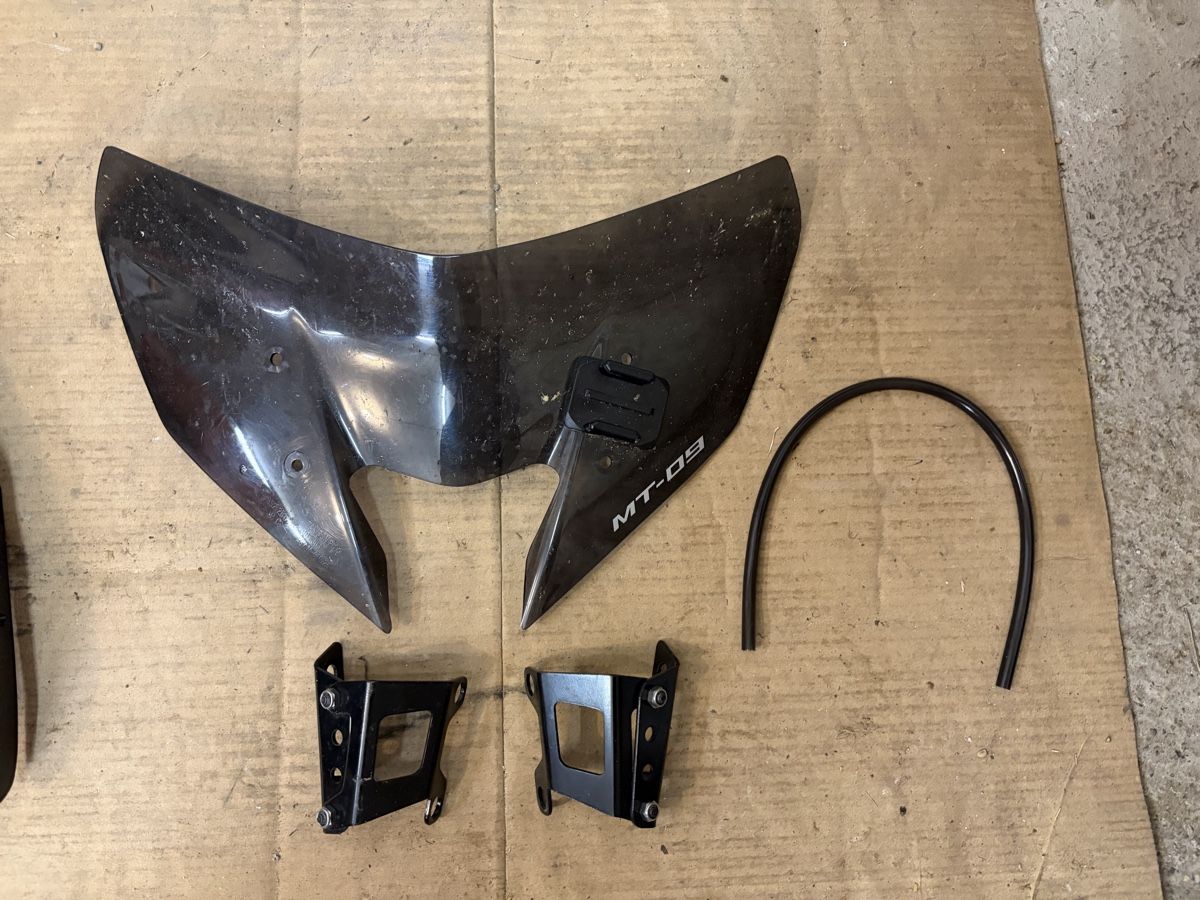 Tutti i ricambio per moto: Windschutzscheibe Yamaha Mt09 RN43 – Usato da Waltalingen venduto da AdrianTS