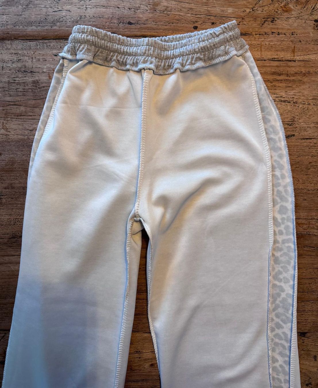 Pantaloni: Trainingshose grau mit Leopard Muster. Gr. S-M. – Usato da Zürich venduto da Sunnyflower97 6