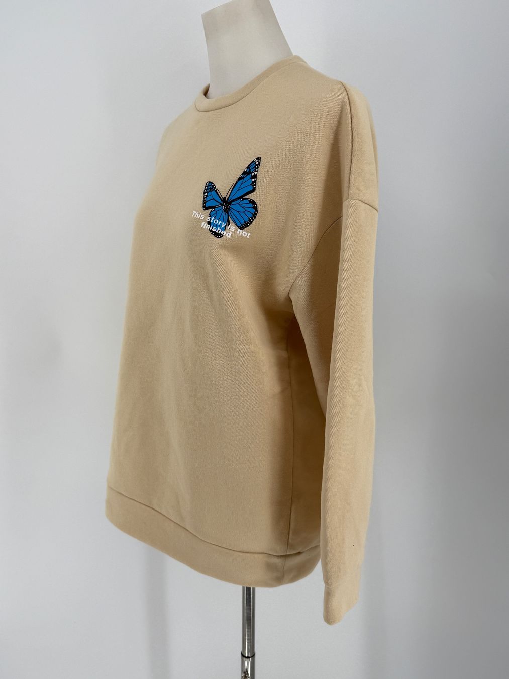 Shein Maglioni & Felpe: Pullover mit blauem Schmetterling Gr. M von Shein – Usato da Auenstein venduto da moin. 1