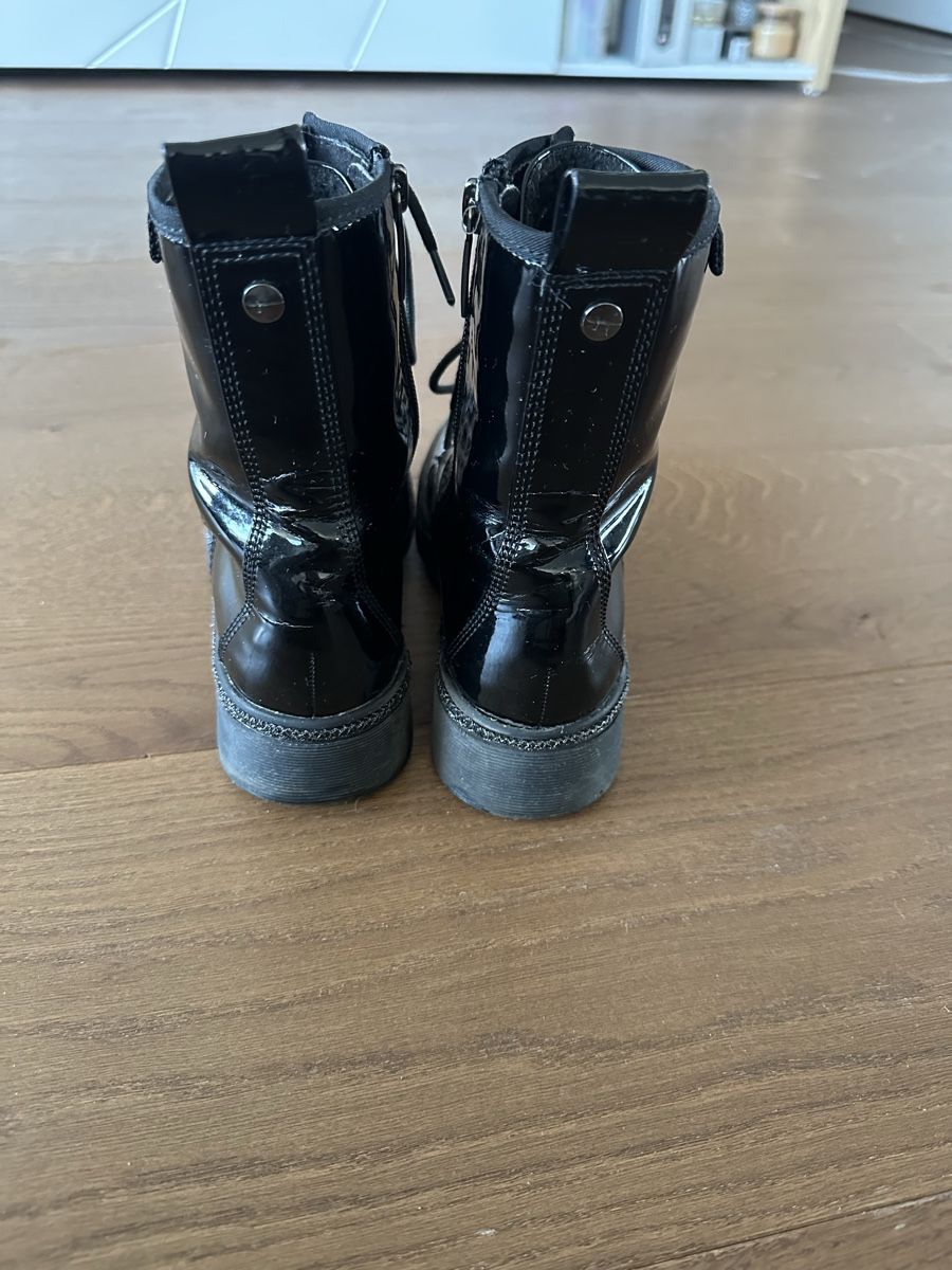 Tamaris Scarpe da donna: Stiefelette von Tamaris in Lack – Usato da Wollerau venduto da sesi2204 1