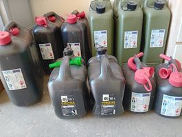 Lots de bidon d'essence
