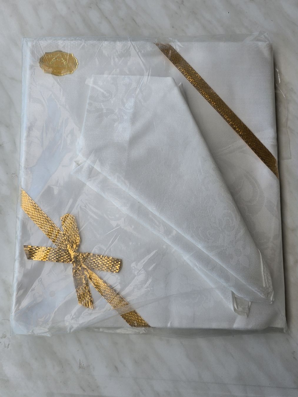 Altra biancheria da tavola: New White Damask Linen tablecloth.   – Nuovo e nell'imballaggio originale da Hinwil venduto da Ehretstock8 1