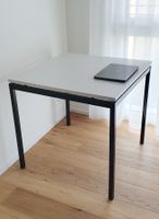 Moderner Tisch