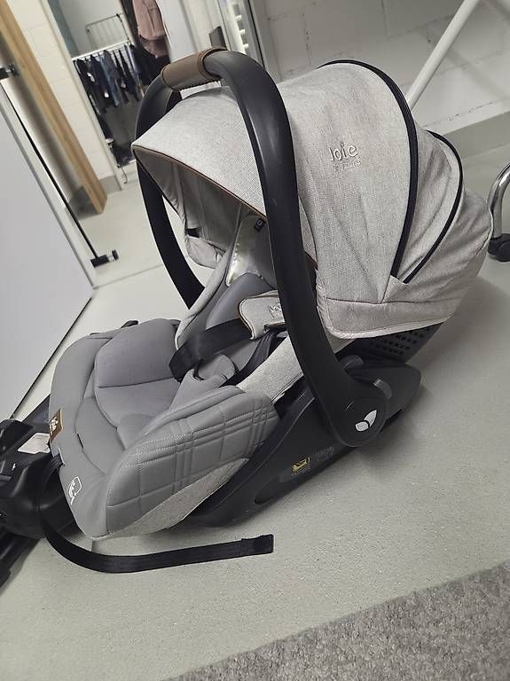 Seggiolini per auto: Joie - Autositz mit Isofix Station,  – Usato da Rütihof venduto da kyra079