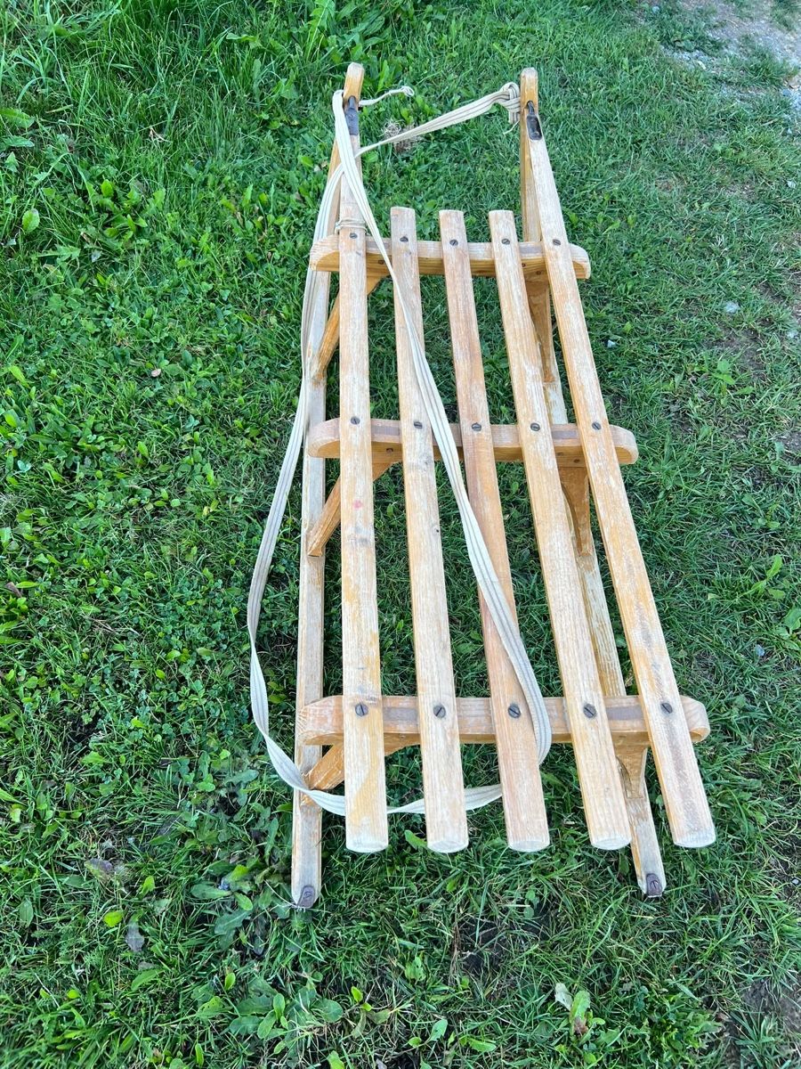 Schlitteln: Klassischer Holzschlitten  – Gebraucht aus Wattwil von Weinachtsmann 1