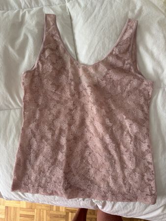 Débardeur en dentelle rose pâle léger et aéré pour l'été