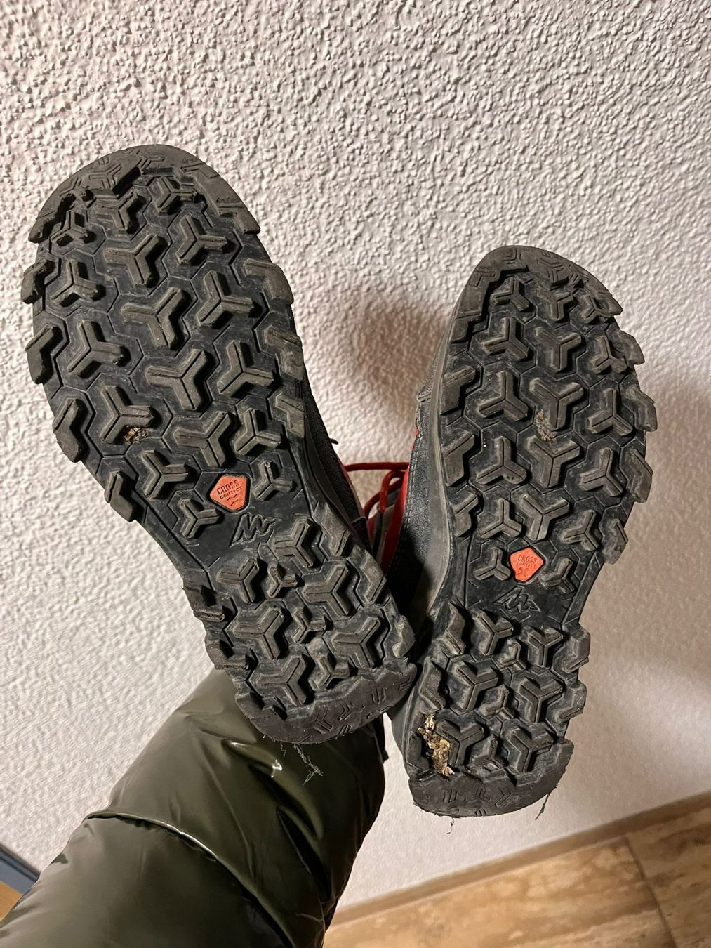 Schuhe für Jungen: Quechua Wander, Gr. 34, rot/schwarz – Gebraucht aus Gossau SG von juergDaenzer 3