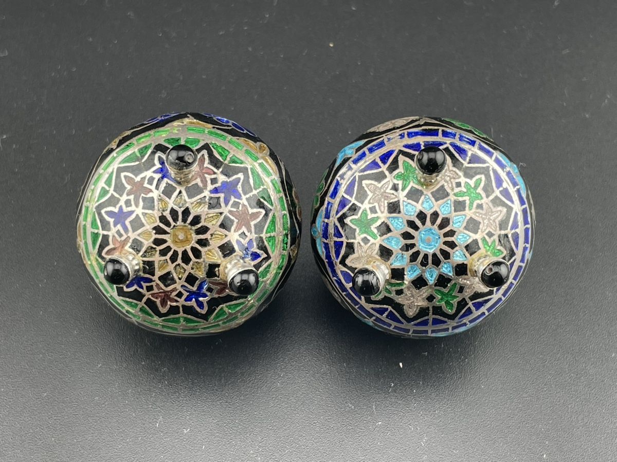 Set di piatti: Pair antique silver enamel salt cellars + spoons - India? – Usato da Genève venduto da PepitesdAlor 6