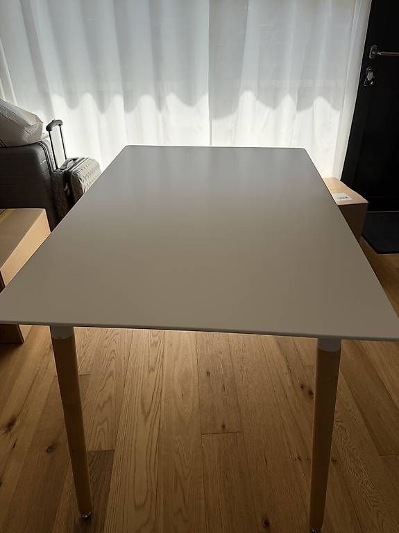 Beliani Set di tavolo e panche: Esstisch 140cm x 80cm inkl. 4 Stühle – Usato da Dottikon venduto da jus_v5br