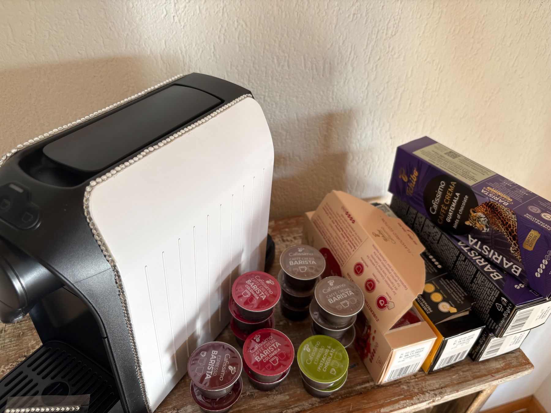Kaffeemaschinen & Espressomaschinen: Tchibo-Kaffeemaschine, weiss mit Strass – Gebraucht aus Widen von Lambert63 2
