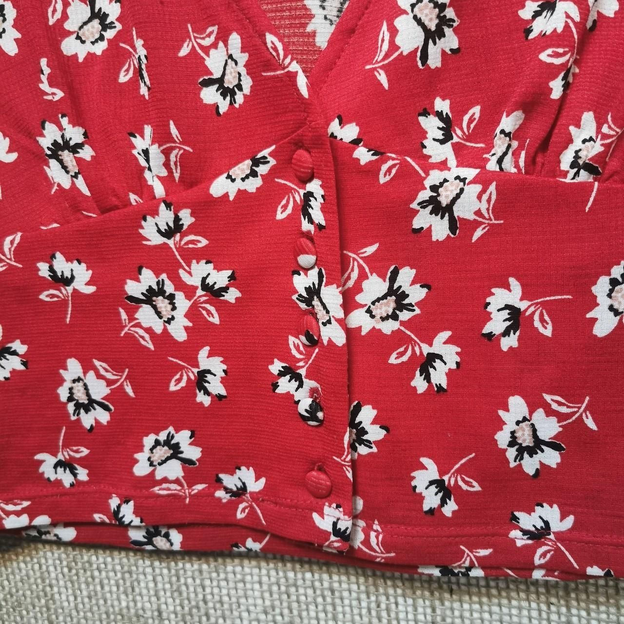 Pull&Bear Camicette: Sommer-Crop-Bluse rot Blumenmuster Pull&Bear – Usato da Ringgenberg BE venduto da Vinyl.Love 3