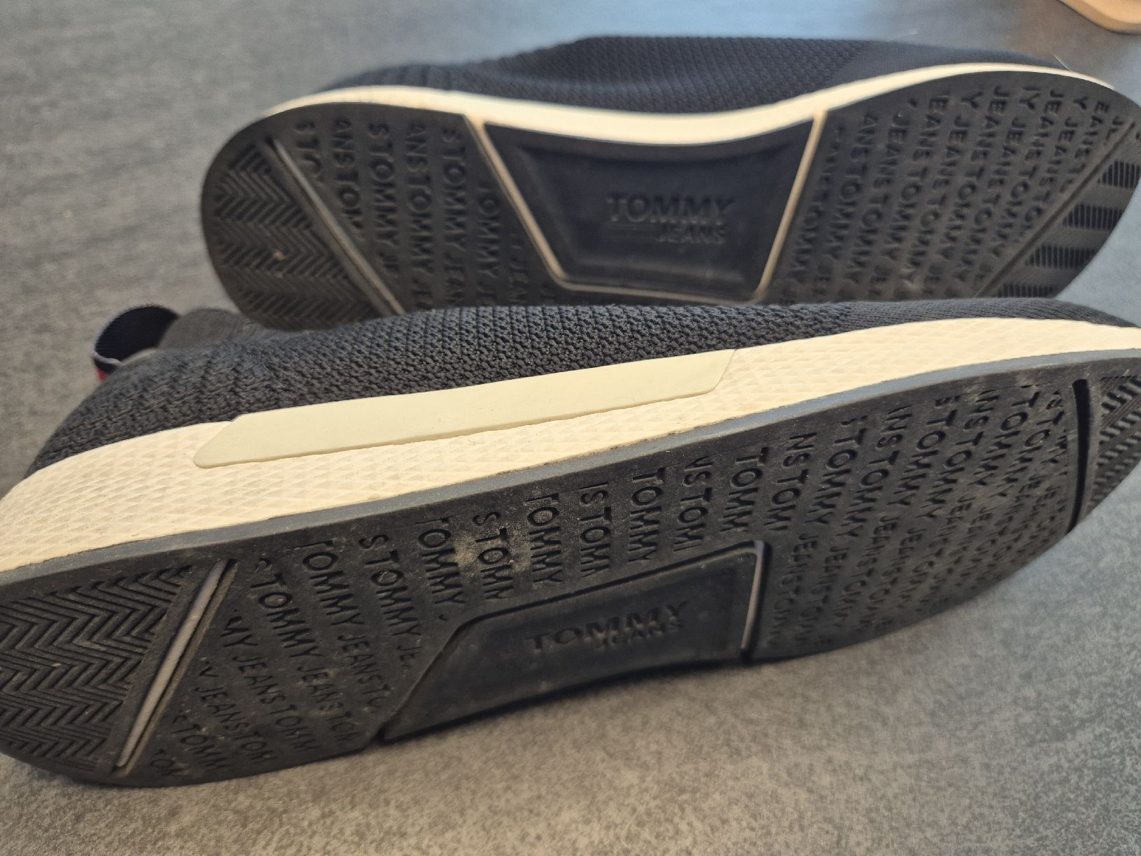 Tommy Hilfiger Herrenschuhe: Tommy Hilfiger Turnschuhe Grösse 44 – Gebraucht aus Ebikon von Familiekunterbunt 2