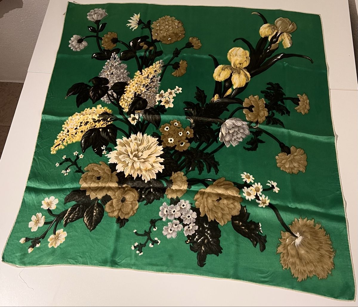 Foulard & Sciarpe: Foulard en soie  – Usato da St-Pierre-Clages venduto da ste_xk6p 1