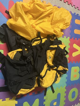 Top Wanderrucksack mit Regenhülle, gelb/schwarz, robust