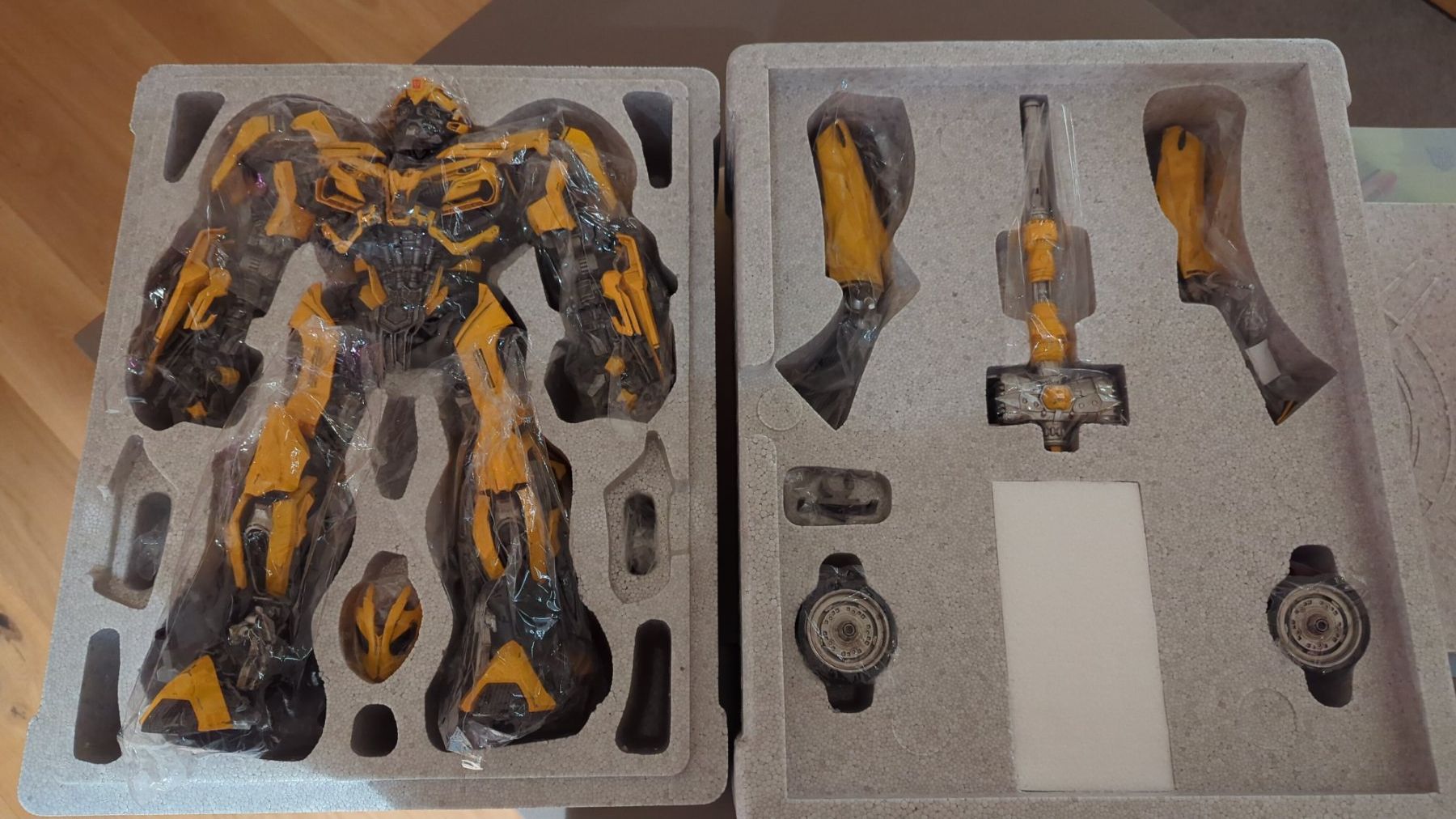 Hasbro Statuette: Transformers The Last Knight Bumblebee Three-A Studio Figur – Nuovo (secondo la descrizione) da Sursee venduto da Tom1447 2