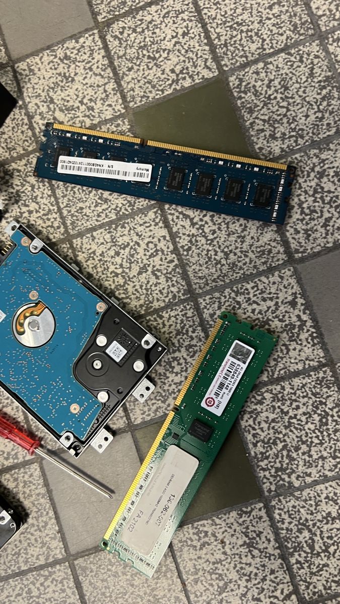 Dischi rigidi: Lot de RAM et disques durs divers – Usato da Genève venduto da Leboucheoreilles 7