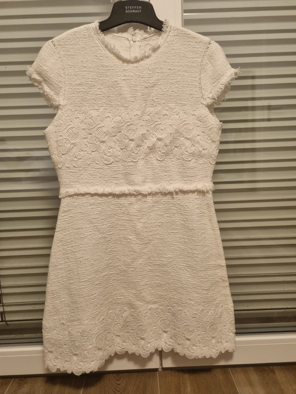 Vestiti: Kleid in klassischen  Look mit Spitze – Usato da Uerkheim venduto da Pod23