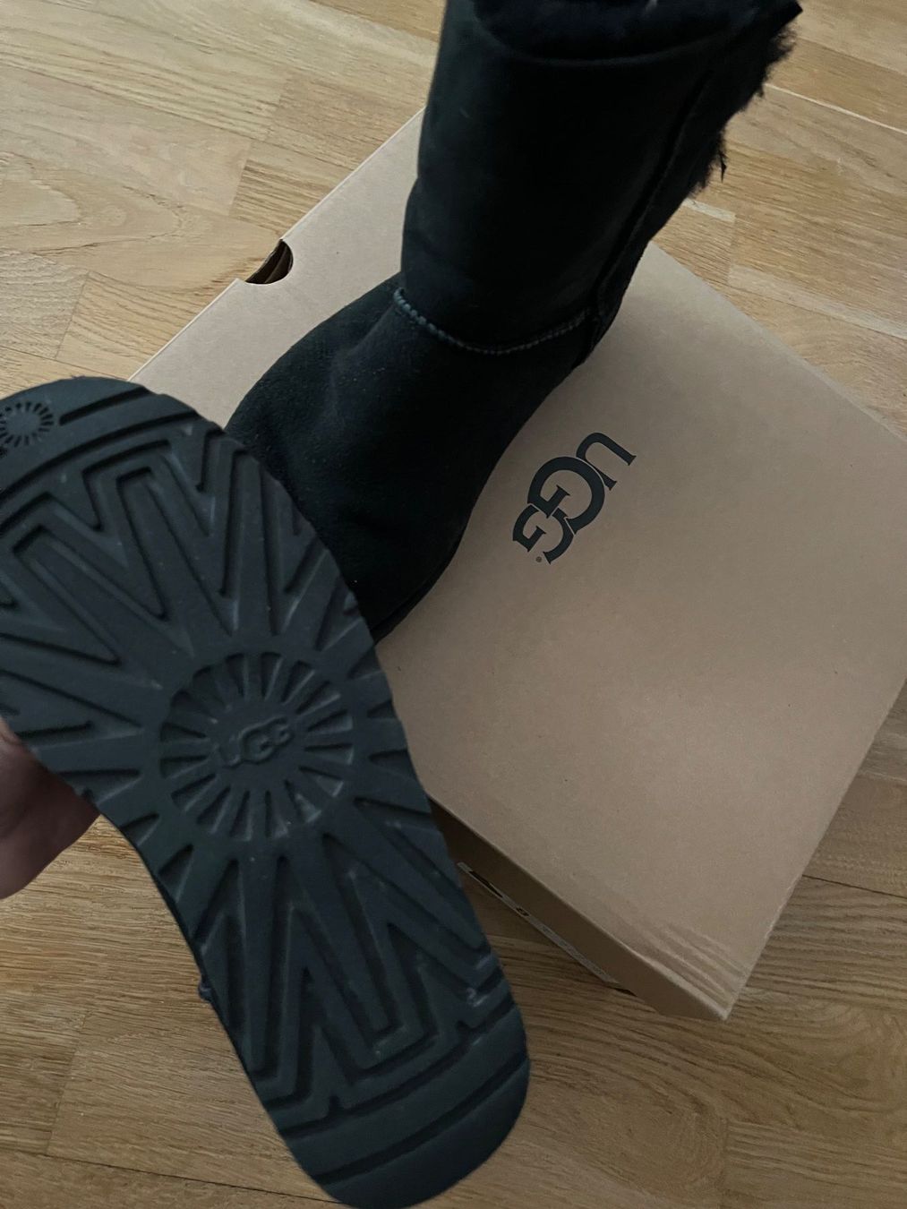Ugg Damenschuhe: UGG in schwarz – Neu (gemäss Beschreibung) aus Wetzikon ZH von sar_vnk8 3