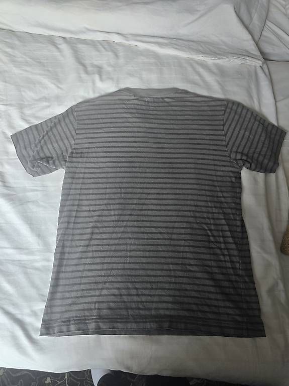 Uniqlo T-shirt: KAWS x Uniqlo BFF Striped Tee – Usato da Winznau venduto da nici_minotti 2