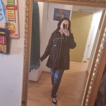 Schwarze Jacke mit Kapuze Gr. 38