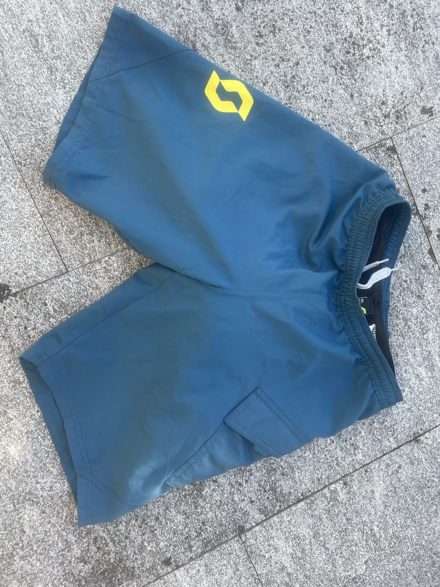 Scott Pantaloni: Scott Veloshorts mit Innenhose, 164 – Usato da Schwyz venduto da Bergblume75