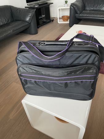 Aktentasche/Koffer mit 5 Fächer mit Reissverschluss
