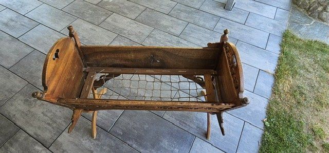 Xilografie: Antike Kinderwiege mit Holz Schnitzereien – Usato da Waltenschwil venduto da gaby70 8