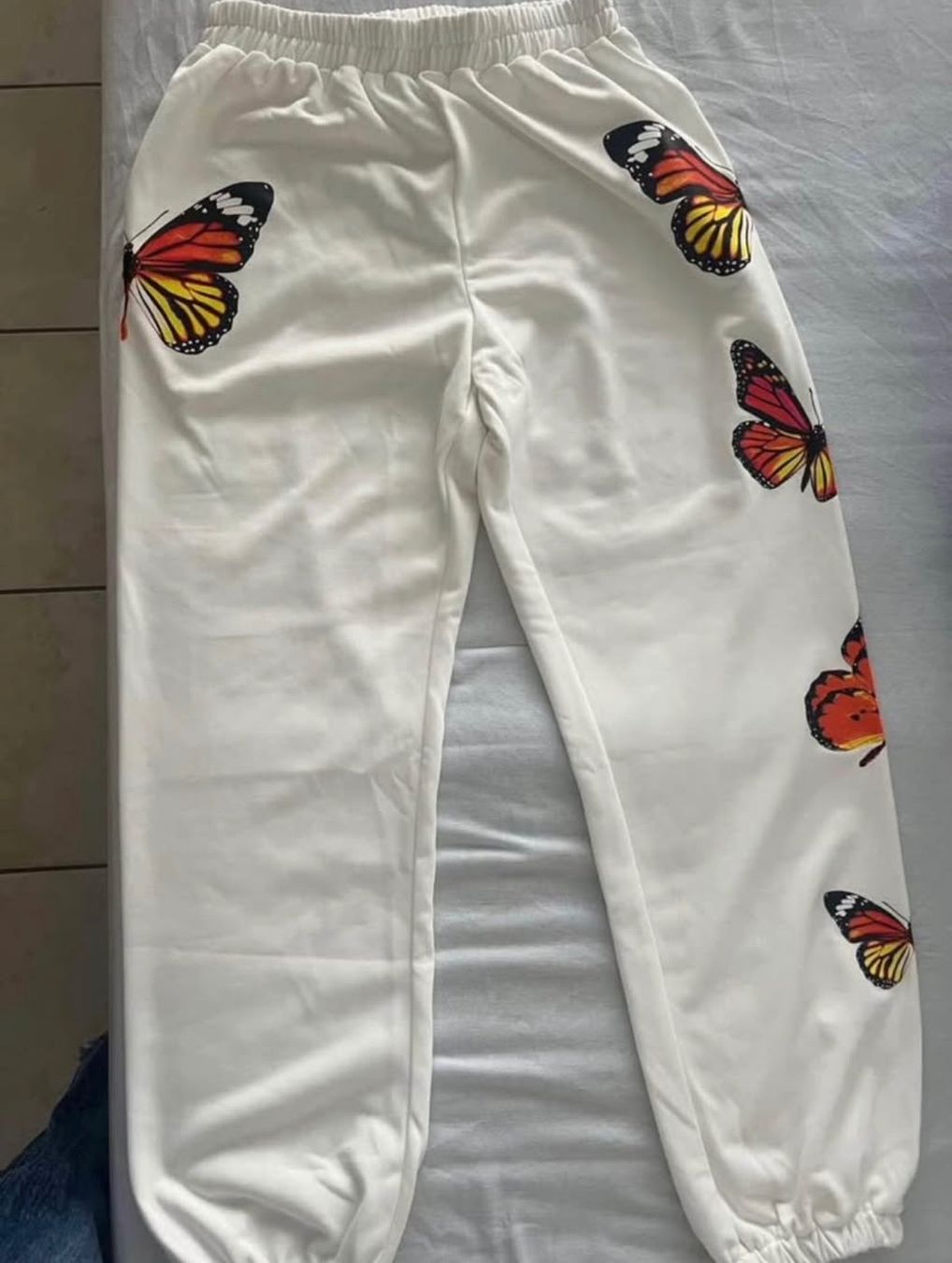 Pantalons: Pantaloni bianchi con farfalla – Neuf (Voir description) à Payerne par Petite-vendeuse 1