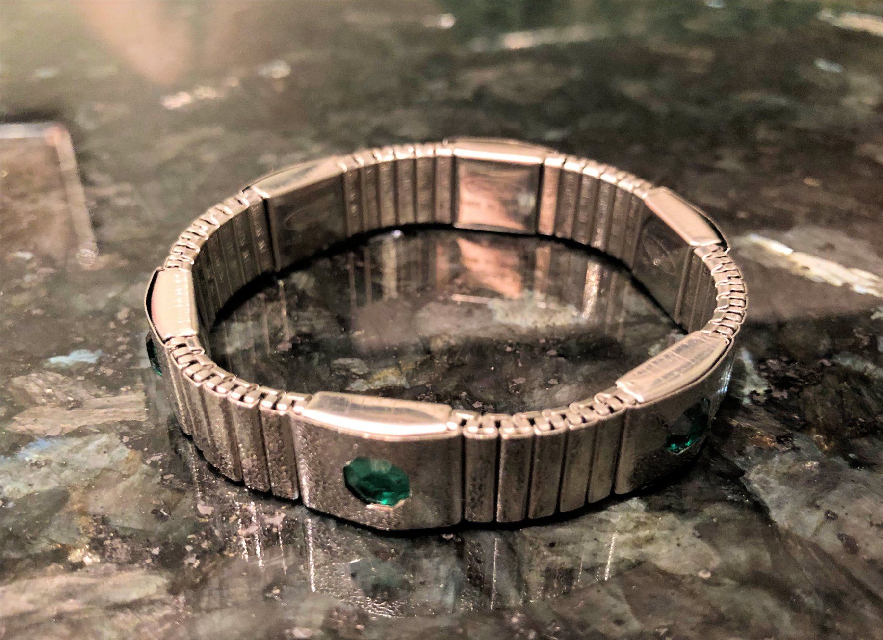 Bracelets: Magnetarmband mit grünen steinen – Neuf avec emballage d'origine à Rüti ZH par Jasna89