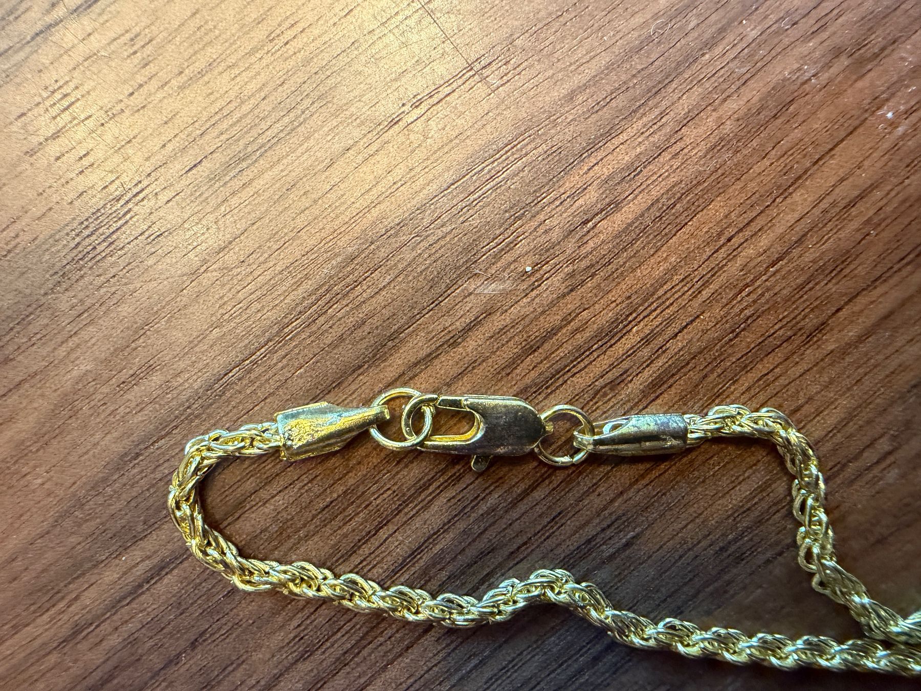 Catenine: Halskette mit rotem Stein Anhänger – Usato da Horgen venduto da Auction-Kings 4
