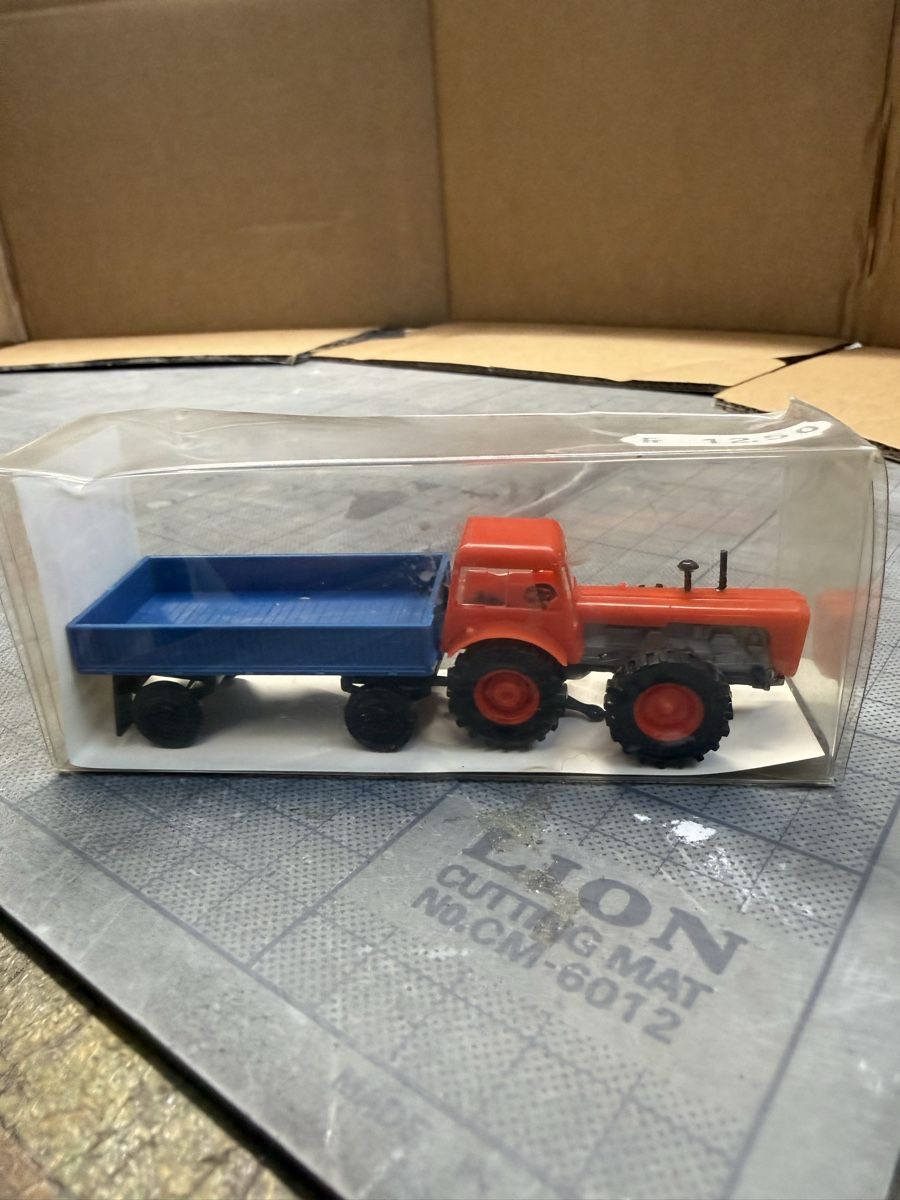 Modellini d'auto: Mini Car Traktor D 4K mit Hänger E5-2, Massstab 1:87 H0 – Usato da Russikon venduto da Danielr5310