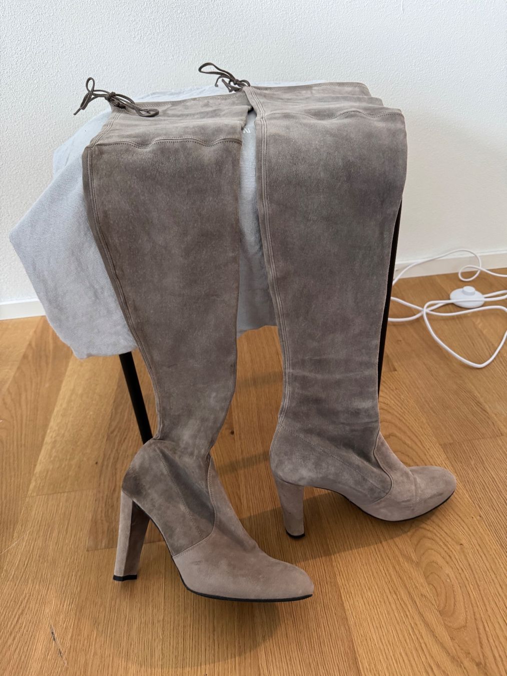Stuart Weitzman Damenschuhe: Stuart Weitzman Highland Overknee Boots taupe Gr. 39.5 – Gebraucht aus Klingnau von Vdado 9