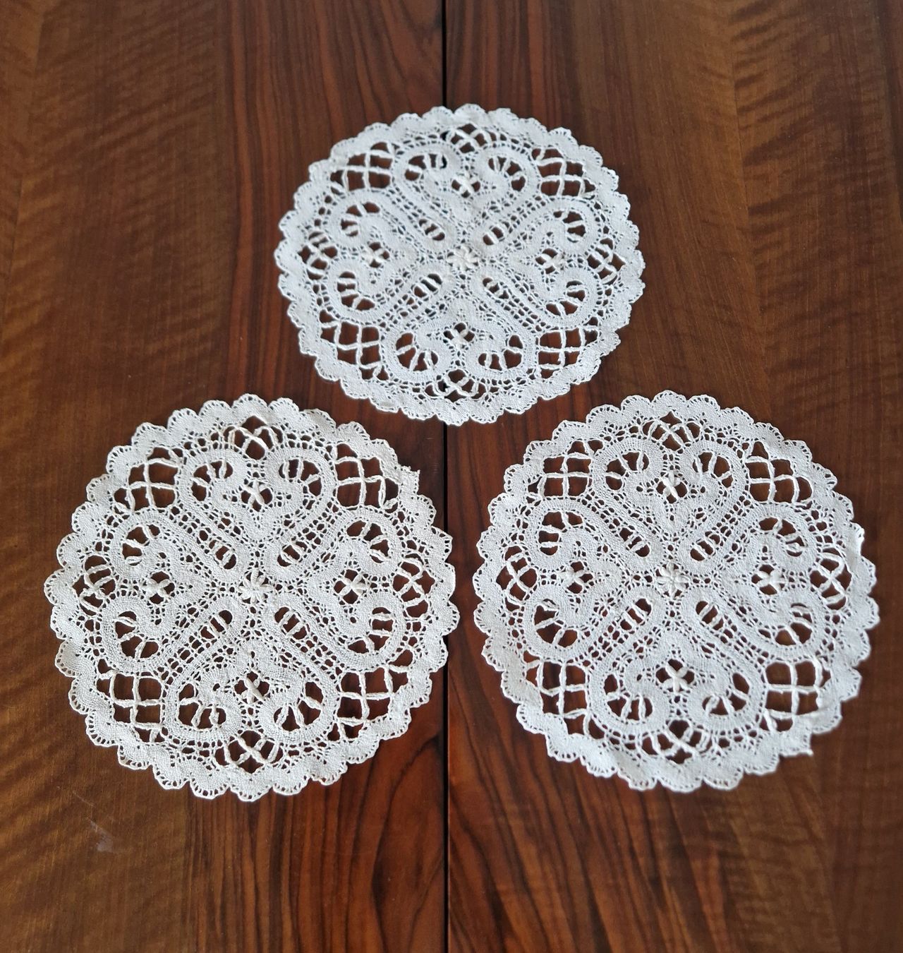 Altra biancheria da tavola: Klöppelspitze Deckeli Dm. 22cm. – Nuovo (secondo la descrizione) da Bern venduto da Antikbatik 1